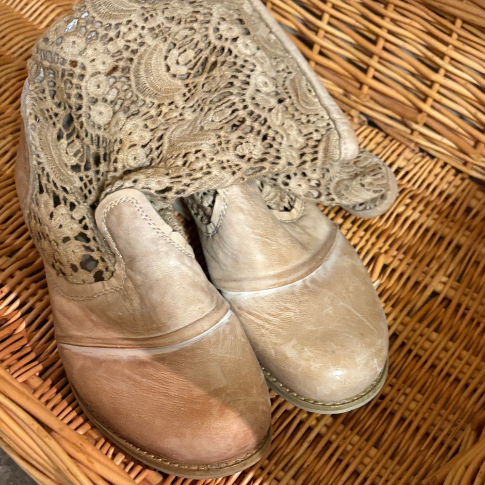 Chic Lace Detail Ankle Booties
